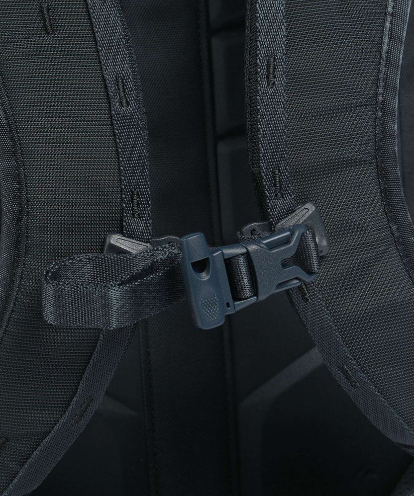 Thule Landmark 40 Travel backpack darkest blue