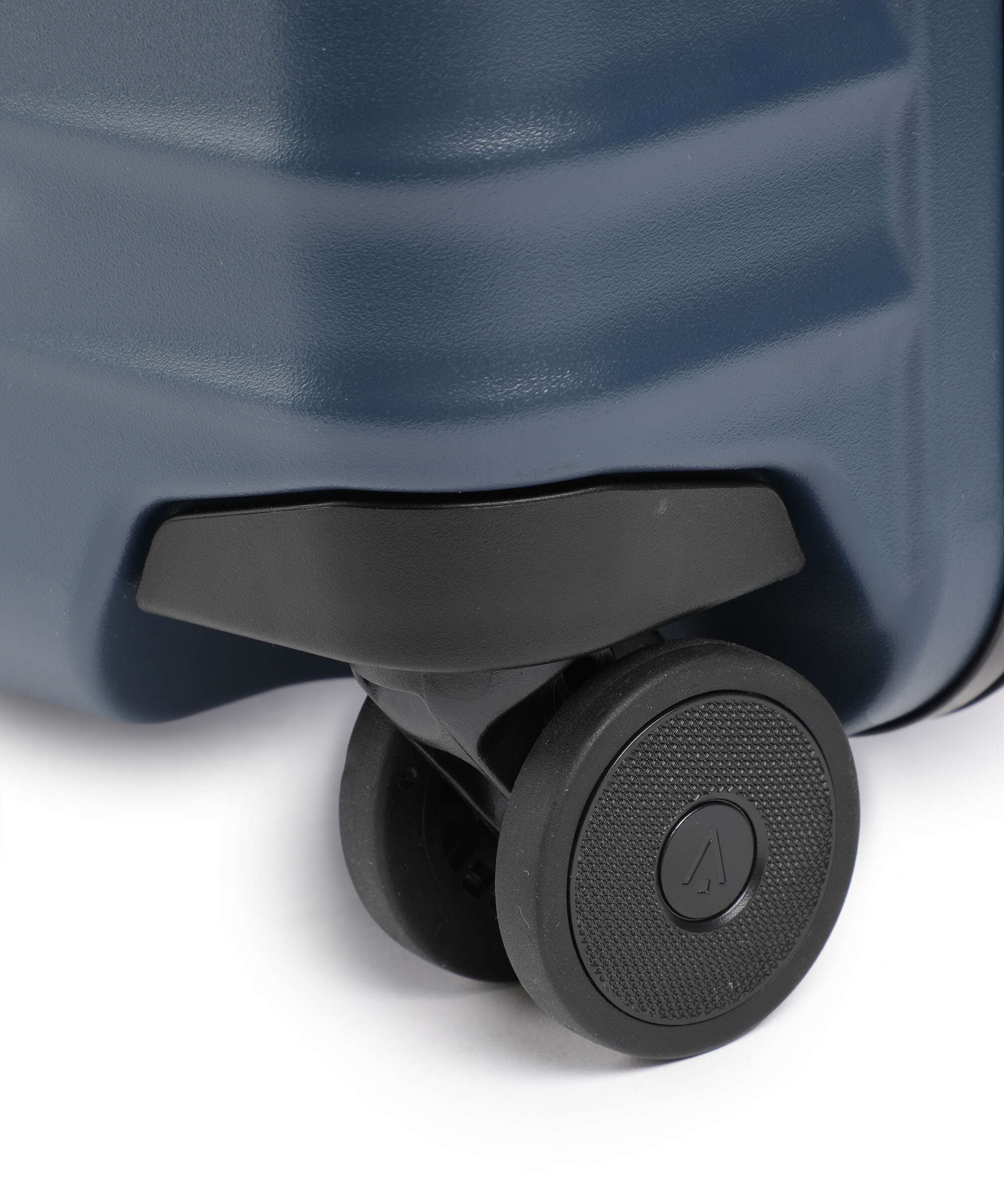 Titan Overseas Spinner (4 wheels) midnight blue