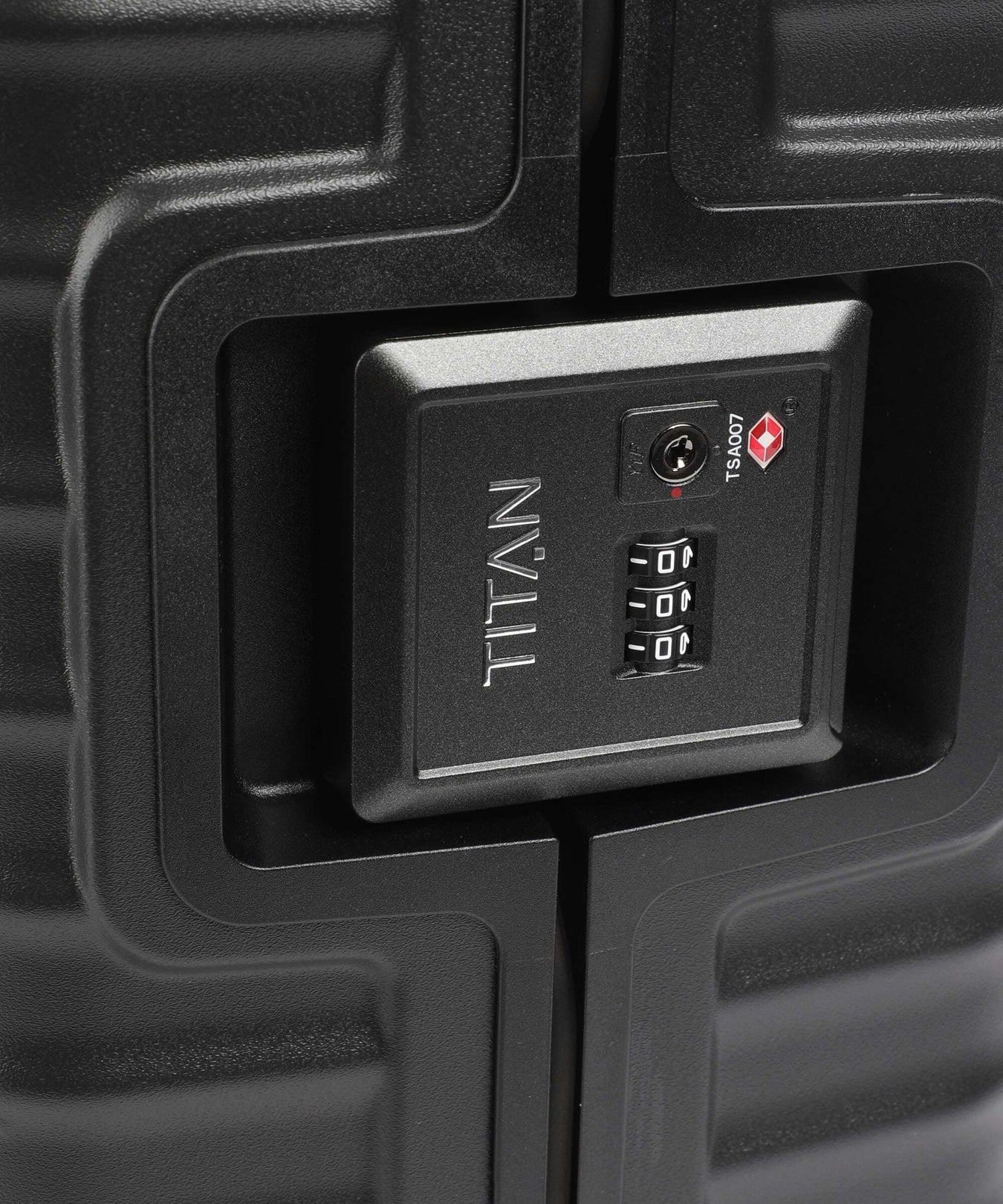 Titan Overseas Spinner (4 wheels) nightshade black