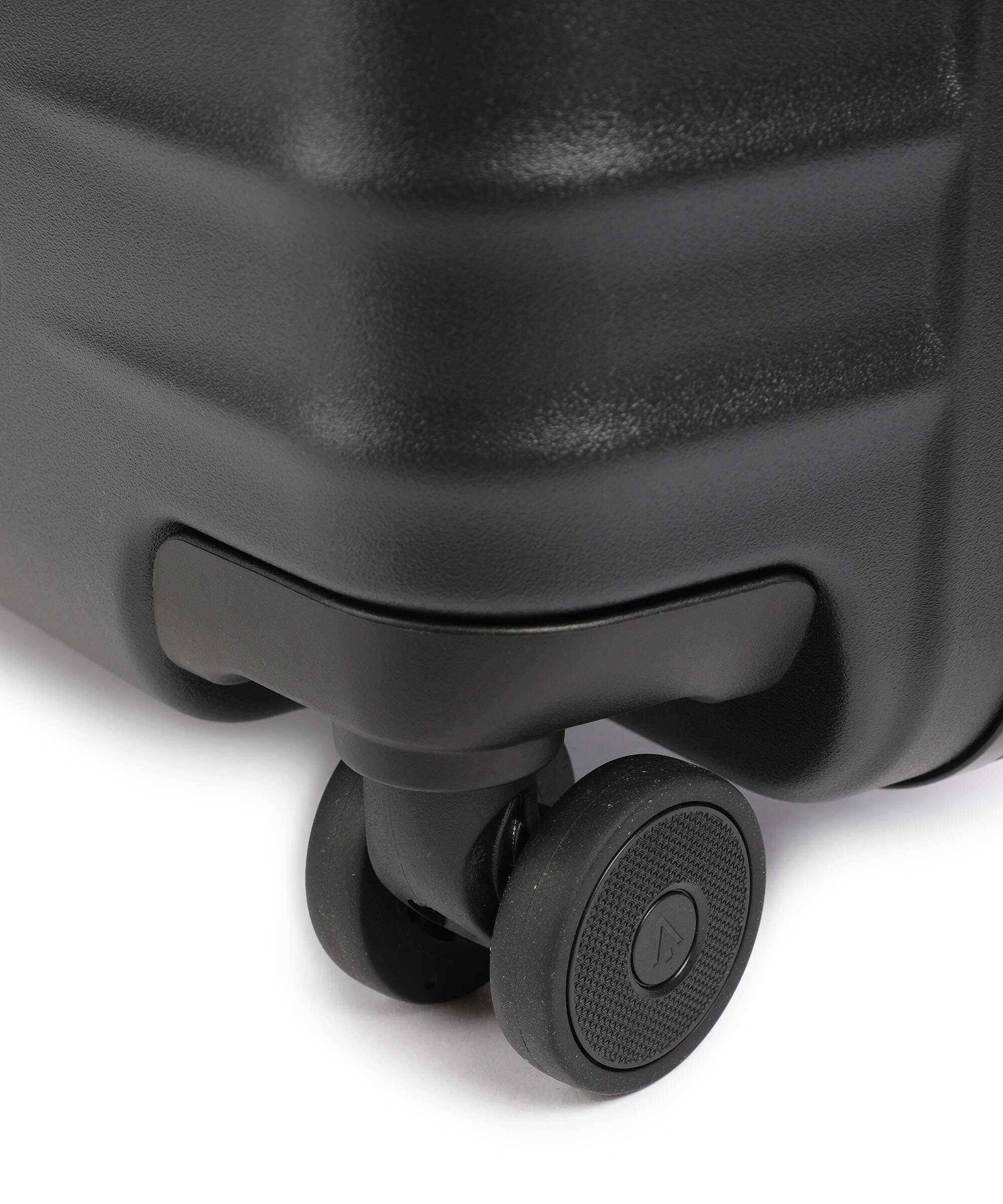 Titan Overseas Spinner (4 wheels) nightshade black