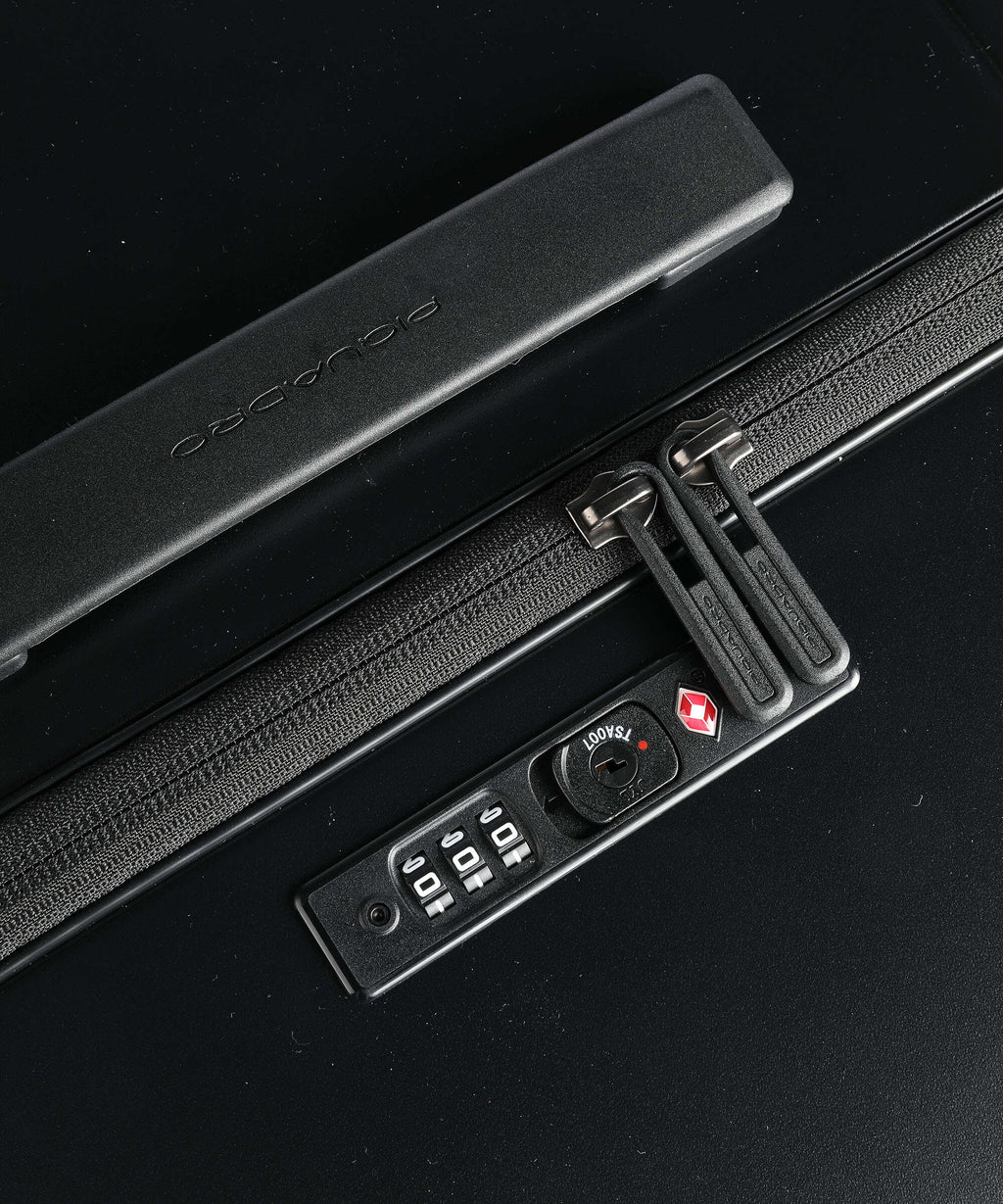 Piquadro PQ Light Spinner (4 wheels) matt black