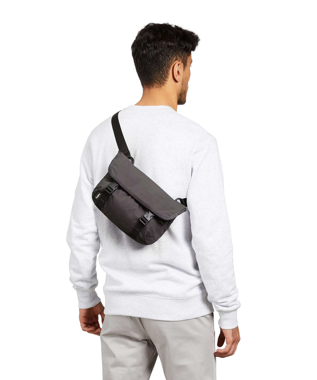 Bellroy Cinch 6 Mini Messenger bag burgundy